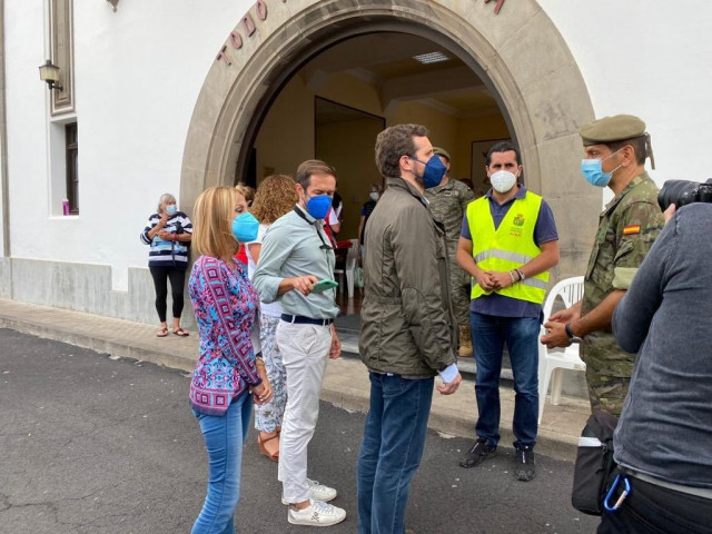 El presidente del Partido Popular, Pablo Casado, visita el centro de acogida ubicado en el Acuartelamiento de El Fuerte