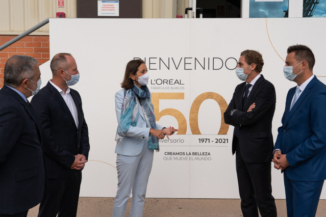 La ministra de Industria, Comercio y Turismo, Reyes Maroto, durante su visita a L'oreal.