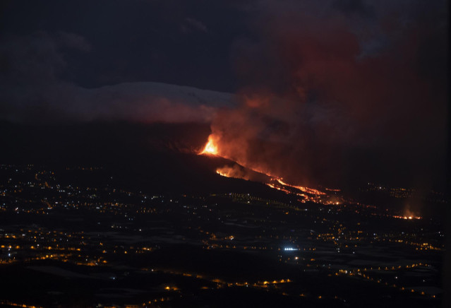 Una boca eruptiva expulsa lava y piroclastos en la zona de Cabeza de Vaca, a 21 de septiembre de 2021, en La Palma, Santa Cruz de Tenerife, Islas Canarias, (España). La erupción volcánica iniciada el domingo a las 15 horas en la zona de Cabeza de Vaca (La