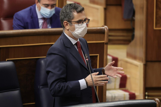 El ministro de la Presidencia, Relaciones con las Cortes y Memoria Democrática, Félix Bolaños, interviene en una sesión de control al Gobierno en el Congreso de los Diputados, a 22 de septiembre de 2021, en Madrid, (España).