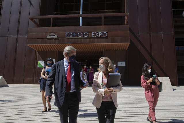 El comisario Johannes Hahn y la vicepresidenta Nadia Calviño, tras visitar en Sevilla la sede del Centro Común de Investigación de la Comisión Europea (JRC).