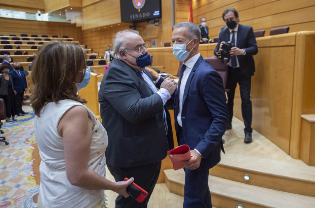 Archivo - La portavoz del Grupo Socialista en el Congreso, Adriana Lastra, el senador del PSOE Tontxu Rodríguez (c) y Ander Gil, hasta ahora senador del PSOE, abandonan el hemiciclo tras ser éste último elegido nuevo presidente del Senado, durante una ses