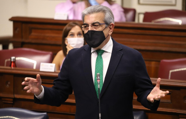 Archivo - El vicepresidente canario y consejero de Presupuestos, Hacienda y Asuntos Europeos, Román Rodríguez