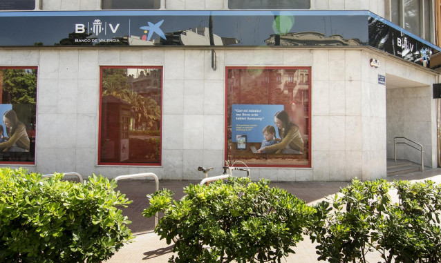 Archivo - Oficina de Banco de Valencia con la nueva rotulación con CaixaBank