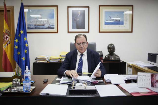Archivo - El secretario general de Instituciones Penitenciarias, Ángel Luis Ortiz, en su despacho en 2020