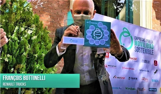 François Bottinelli, CEO de Renault Trucks España, firma el Pacto por la Movilidad Sostenible en Madrid