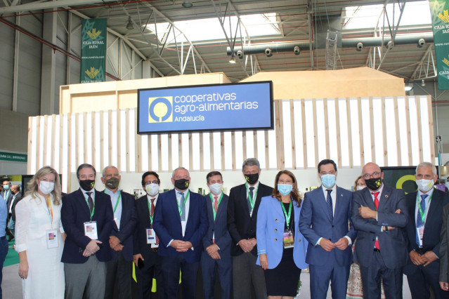 Visita del presidente de la Junta de Andalucía, Juanma Moreno, al stand de Cooperativas Agro-alimentarias en Andalucía