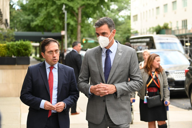 El presidente del Gobierno, Pedro Sánchez, y el ministro de Exteriores, José Manuel Albares, en Nueva York
