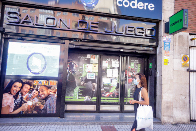 Archivo - Una mujer pasa por un salón de juegos de Codere, en Madrid (España), a 9 de septiembre de 2020. Codere multiplicó por más de siete sus pérdidas durante el primer semestre de este año, hasta 178 millones de euros, frente a los 'números rojos' de
