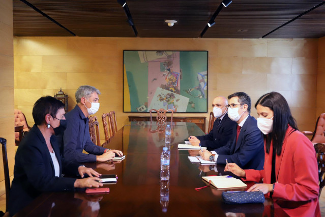 Reunión entre el ministro de la Presidencia, Félix Bolaños, con los diputados de EH-Bildu Mertxe Aizpurua y Oskar Matute