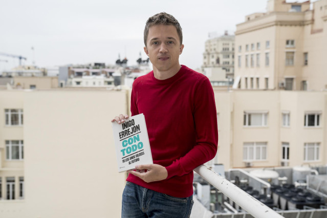 El líder de Más País, Íñigo Errejón, durante la presentación de su libro ‘Con todo. De los años veloces al futuro’, en el Círculo de Bellas Artes, a 22 de septiembre de 2021, en Madrid (España). El líder de Más País presenta este miércoles su primer libro