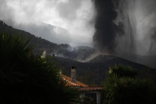 La nube de ceniza y dióxido de azufre que expulsa el volcán de La Palma