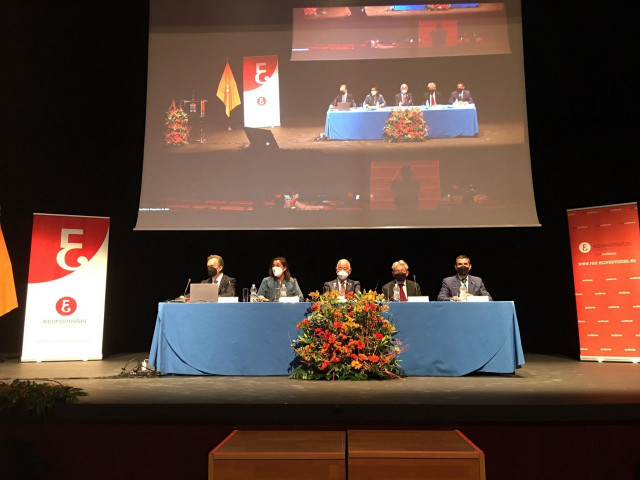 Inauguración del IX  Foro Nacional de Pequeños Despachos de Auditores. De izda. A dcha.: Carlos Puig de Travy, Ana María Moreno, Gabriel Amat, Valentín Pich y Francisco Tato.