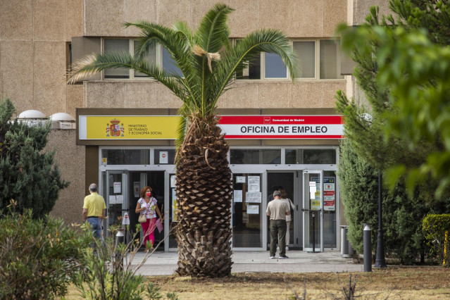 Varias personas en la puerta de una oficina del SEPE