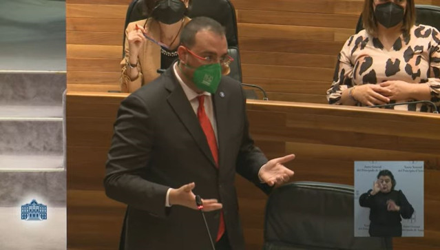 Adrián Barbón en el Pleno de la Junta General.