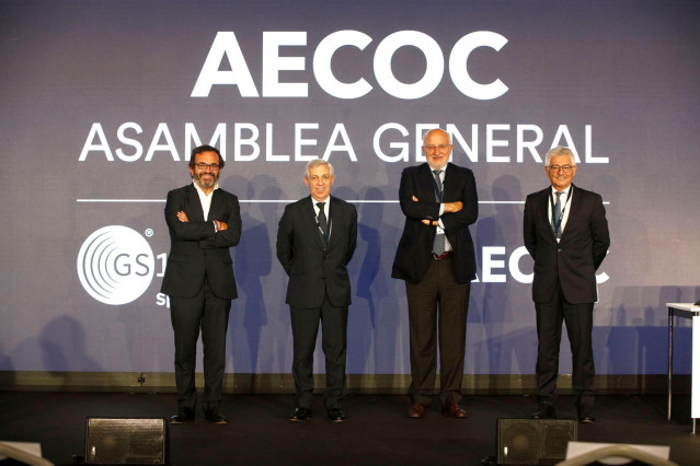 Archivo - Ignacio González, presidente de AECOC; F. Javier Campo, vicepresidente de AECOC, Juan Roig, presidente de honor de AECOC; y José María Bonmatí, director general de AECOC