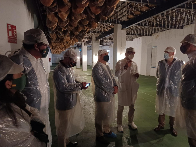 El secretario general de Vox, Javier Ortega Smith, este jueves en su visita a la Denominación de Origen Protegido de Jabugo (Huelva).