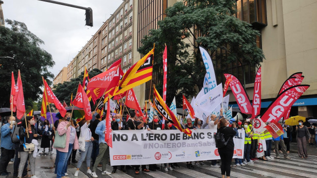 La concentració en la sede del Banco Sabadell en Sabadell (Barcelona).
