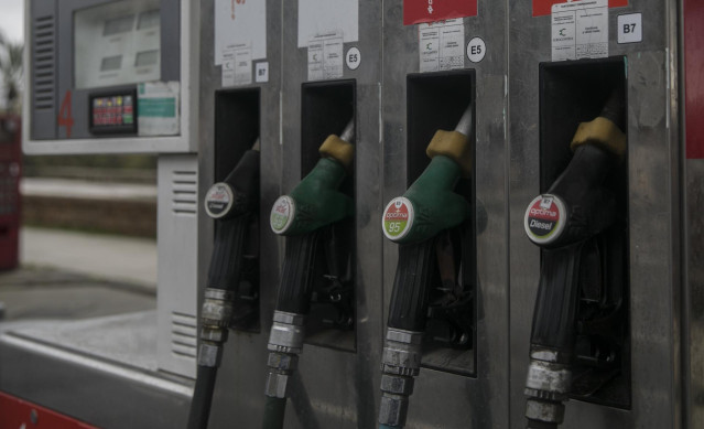 Archivo - Surtidores de una gasolinera en Sevilla (Andalucía, España), a 06 de abril de 2020.