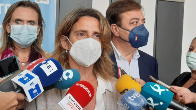 La ministra de Transición Energética, Teresa Ribera, atiende a los medios en Cáceres tras participar en unas jornadas sobre el futuro de la energía