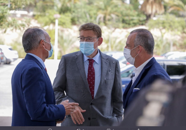 Ximo Puig, entre Salvador Navarro (CEV) y Perfecto Palacio (CEV Alicante) al asistir a la reunión del Comité Ejecutivo y la Junta Directiva de la CEV, en Elx (Alicante).