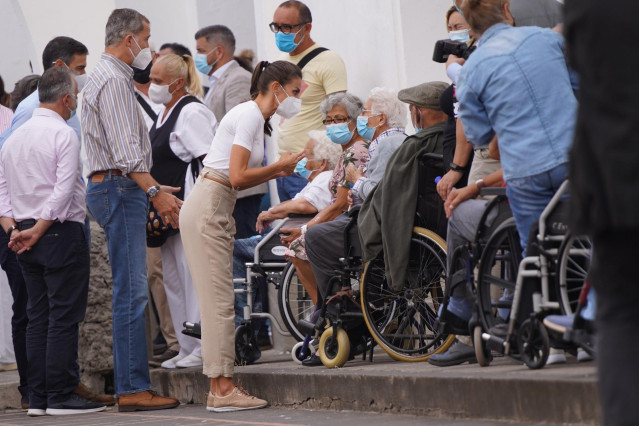 El rey Felipe VI y la reina Letizia hablan con varias personas evacuadas por la erupción del volcán de Cumbre Vieja, que se encuentran alojadas en el acuartelamiento El Fuerte (Breña Baja)