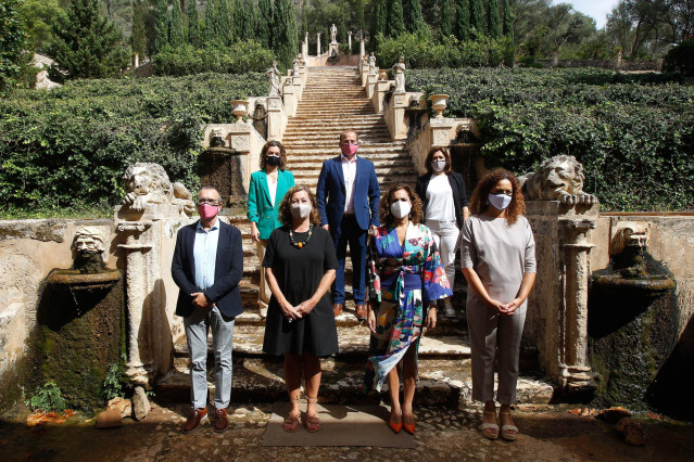 Foto de familia de los asistentes a la reunión de la Comisión Mixta de Economía y Hacienda Estado-Comunidad Autónoma de las Illes Balears en la Finca de Raixa.