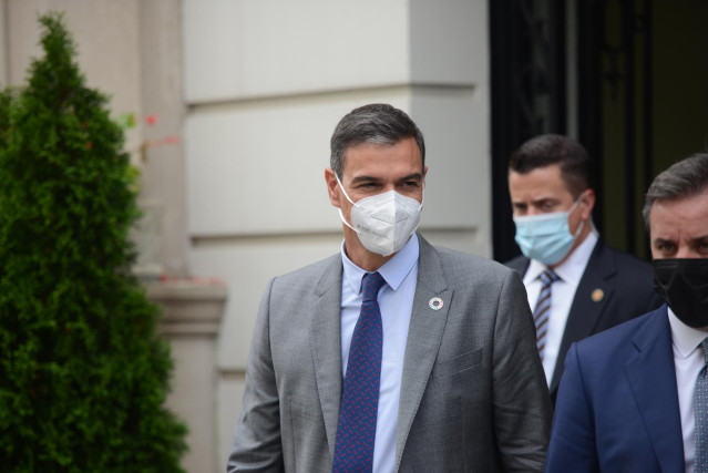 El presidente del Gobierno, Pedro Sánchez, a su salida tras ofrecer una rueda de prensa a los medios en la residencia del Embajador Representante Permanente de España ante las Naciones Unidas, a 22 de septiembre de 2021, en Nueva York (Estados Unidos)