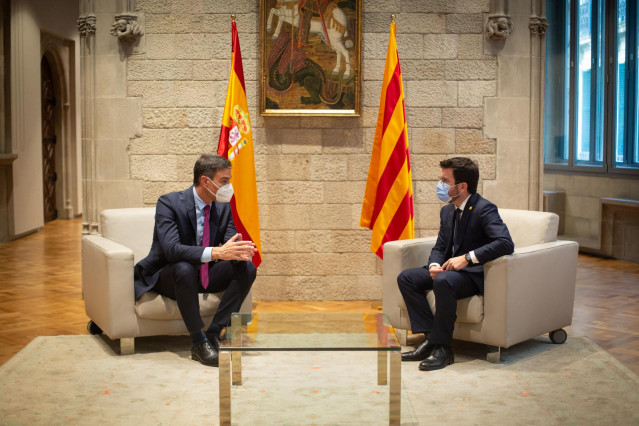 El presidente del Gobierno, Pedro Sánchez (i), y el de la Generalitat, Pere Aragonès (d), se reúnen en el Palau de la Generalitat