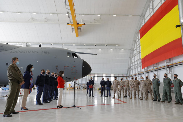 La ministra de Defensa, Margarita Robles, durante una visita a los componentes del ALA 31 y del Escuadrón de Apoyo al Despliegue Aéreo (EADA), en la Basea Aérea de Zaragoza, a 23 de septiembre de 2021, en Zaragoza.