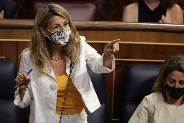 Archivo - La vicepresidenta tercera del Gobierno y ministra de Trabajo y Economía Social, Yolanda Díaz, en una sesión de control al Gobierno en el Congreso
