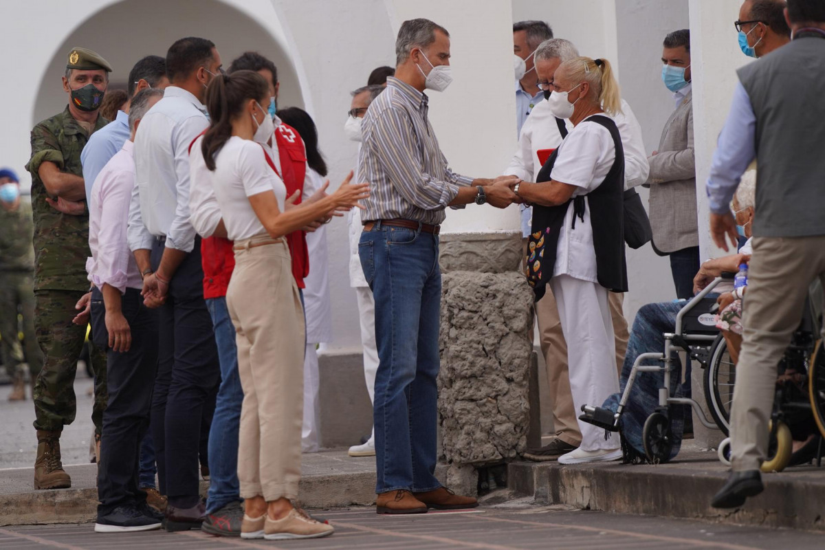 El rey Felipe VI y la reina Letizia hablan con evacuados por la erupción del volcán de Cumbre Vieja, que se encuentran alojados en el acuartelamiento El Fuerte (Breña Baja)