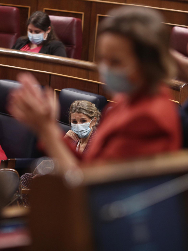 Archivo - La vicepresidenta segunda y ministra de Trabajo, Yolanda Díaz, observa a la portavoz del PP en el Congreso de los Diputados, Cuca Gamarra.