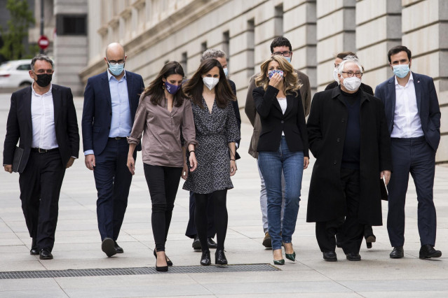 Archivo - Imagen de recurso (I-D primera fila) de la ministra de Igualdad, Irene Montero; la ministra de Derechos Sociales, Ione Belarra; la vicepresidenta segunda Yolanda Díaz; el ministro de Universidades, Manuel Castells; y el titular de Consumo, Alber