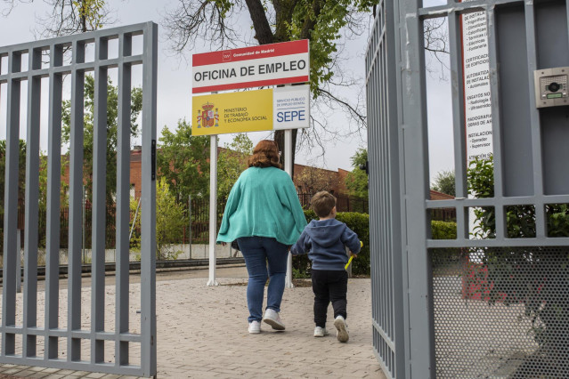 Una mujer y un niño en las inmediaciones de una oficina del SEPE