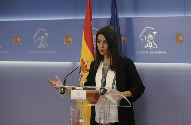 La líder de Cs, Inés Arrimadas, en una rueda de prensa en el Congreso