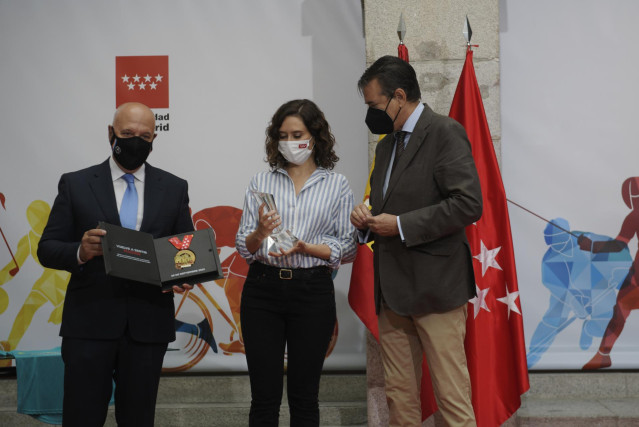 La presidenta de la Comunidad de Madrid, Isabel Díaz Ayuso, recibe el título de Maratoniana de Honor por parte de la Asociación Deportiva Maratón Popular de Madrid