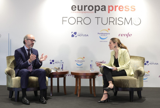 El consejero de Cultura y Turismo de la Junta de Castilla y León, Javier Ortega Álvarez, conversa con la directora de Desarrollo de Negocio de Europa Press, Candelas Martín de Cabiedes, en un Foro de Turismo de Europa Press.