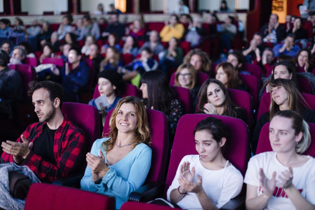 Archivo - Un grupo de personas en una sala de cine.