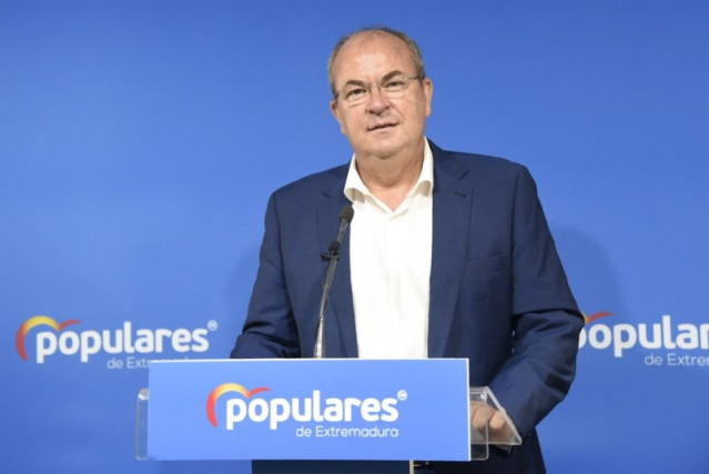 Archivo - Imagen de archivo del presidente del PP de Extremadura, José Antonio Monago, en una rueda de prensa