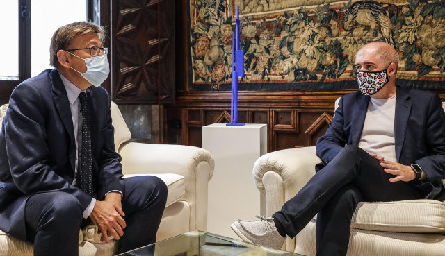 El presidente de la Generalitat Valenciana, Ximo Puig (i), y el secretario general de CCOO, Unai Sordo (d), conversan en el Palau de la Generalitat Valenciana, a 24 de septiembre de 2021