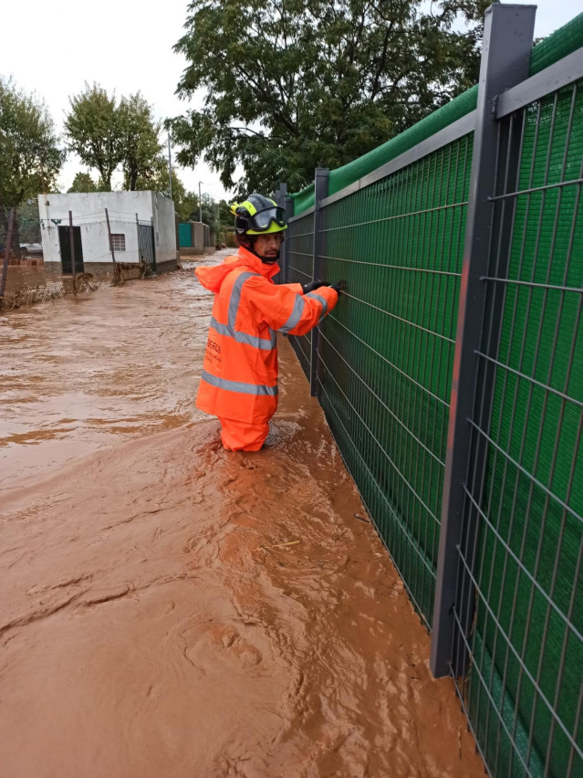 Bomberos del CPEI de Badajoz actuando ante las lluvias