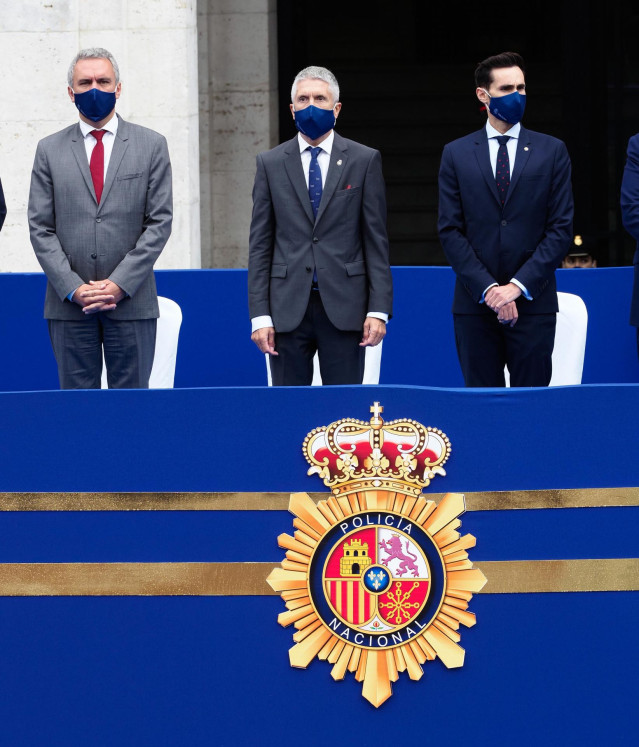El delegado del Gobierno en Castilla y León, Javier Izquierdo (i) y el ministro del Interior, Fernando Grande Marlaska (c), durante los actos centrales del Día de la Policía en la Plaza Mayor de Valladolid