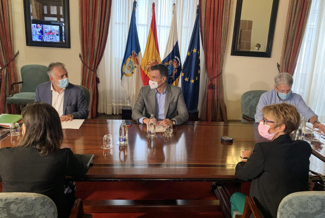 El presidente del Gobierno de Canarias, Ángel Víctor Torres (1i), y  el presidente del Gobierno, Pedro Sánchez (2i), durante una reunión con miembros del Consejo de Gobierno de Canarias para abordar la situación en la isla tras la erupción del volcán, a 2