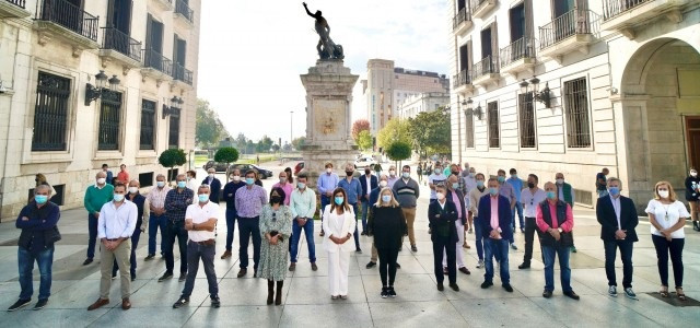 La presidenta del PP en Cantabria, María José Sáenz de Buruaga, junto a los alcaldes y concejales 'populares' de 53 municipios que registran un manifiesto contra la protección del lobo en la Delegación.