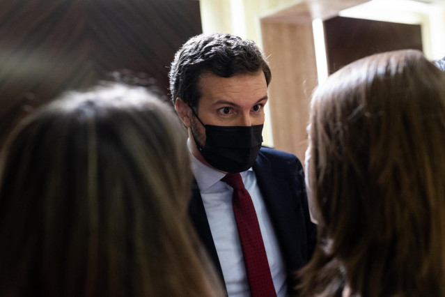 El presidente del Partido Popular, Pablo Casado, conversa con varios periodistas a salida de la clausura el XXV Congreso extraordinario de la European Senior's Union en el Hotel Meliá Castilla, a 24 de septiembre de 2021, en Madrid, (España).
