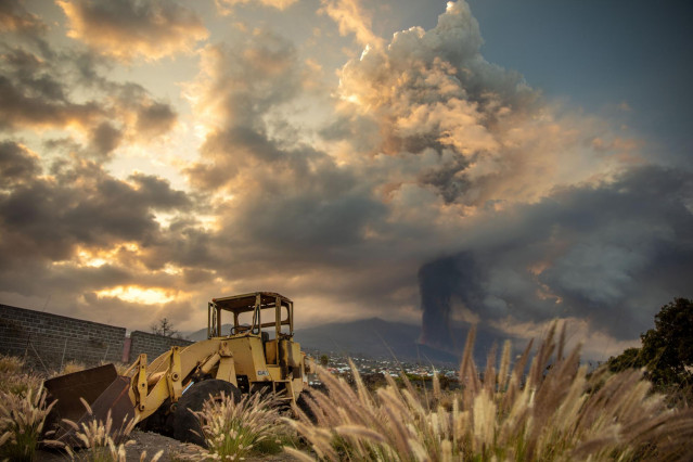 El volcán de ‘Cumbre Vieja’ emite una gran columna de ceniza, al amanecer, a 24 de septiembre de 2021, en El Paso, La Palma