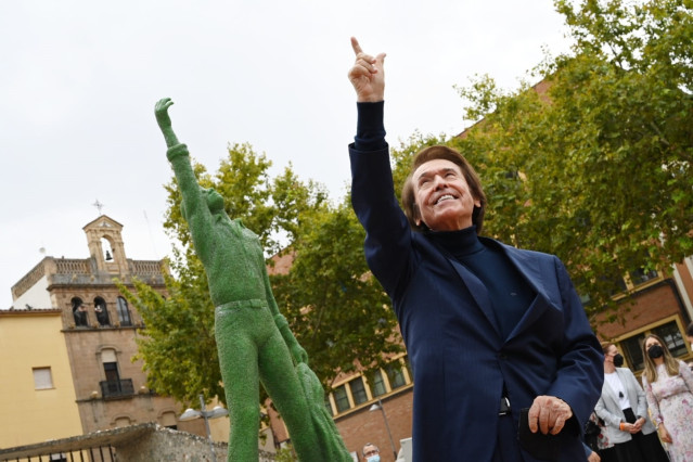 Raphael ante su estatua en Linares.