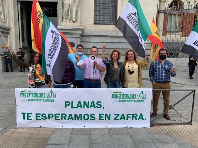 Agricultores concentrados frente al Ministerio de Agricultura
