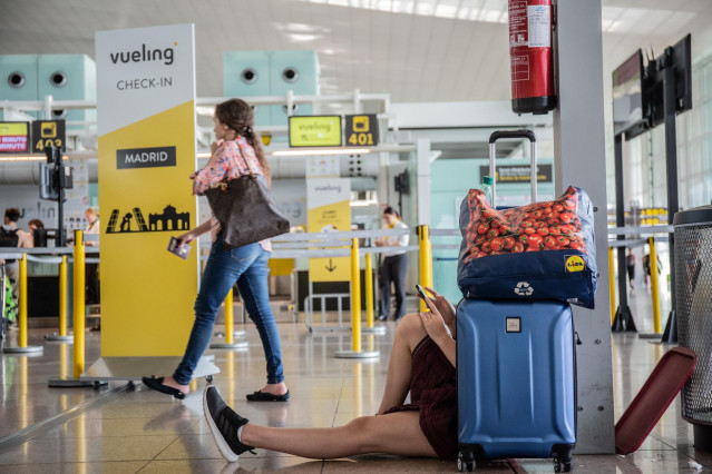 Archivo - Zona de embarque de la compañía Vueling en el aeropuerto de Barcelona